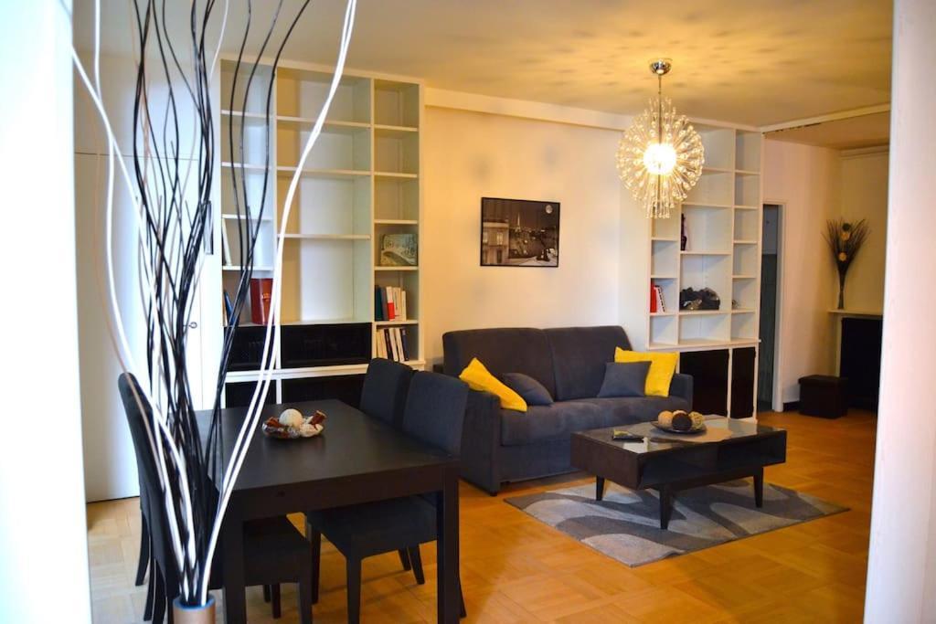 16 -near Champs-elysees 75m2 * Parijs